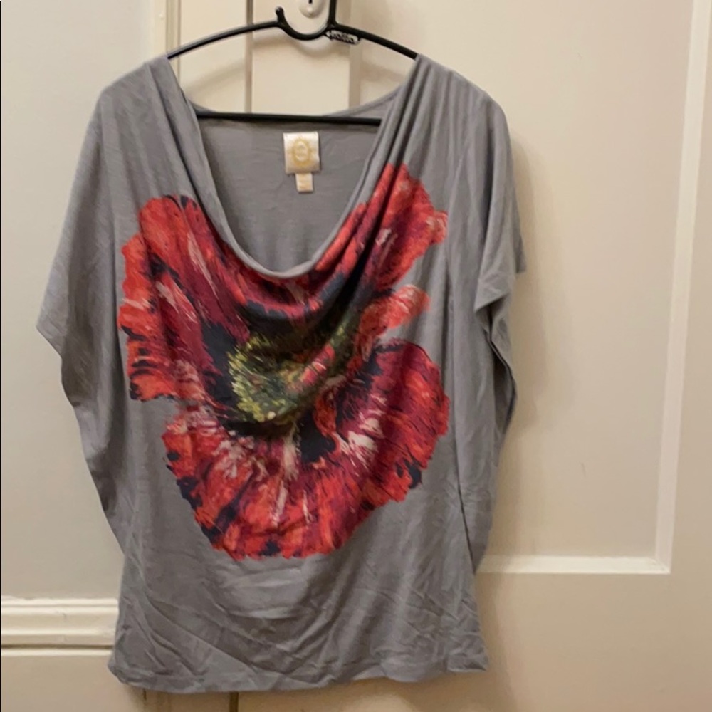 Loose-fitting top. - Picture 2 of 2